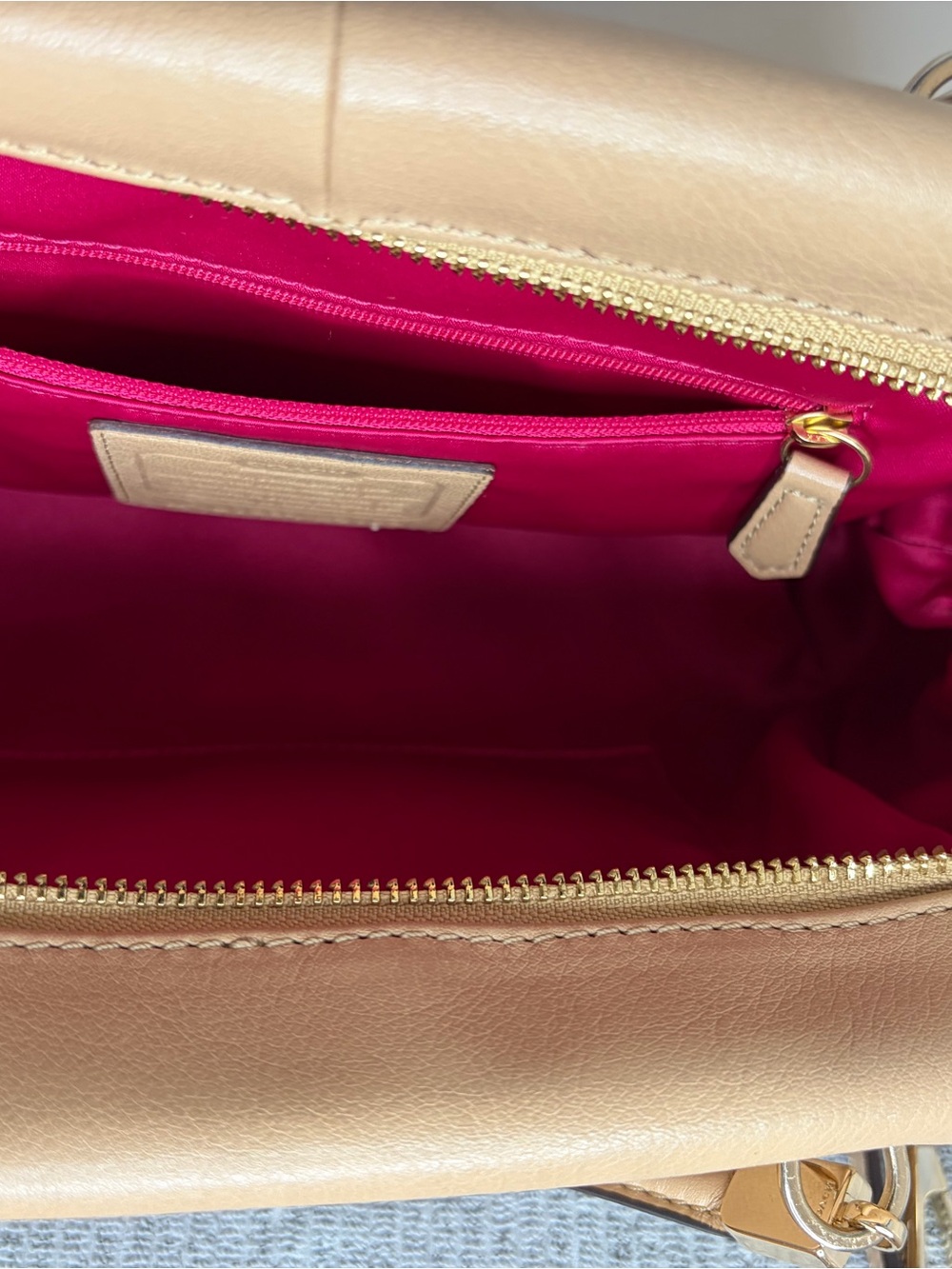 Coach Beige Pebbled leather Shoulder bag/ gold turn lock hardware - Picture 9 of 11